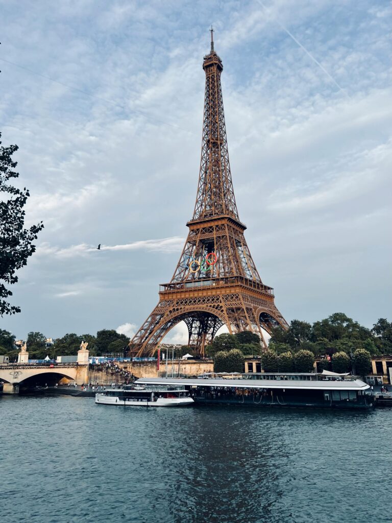 viaje, sin estrés ni traslados complicados, los cruceros fluviales son tu opción ideal. paris